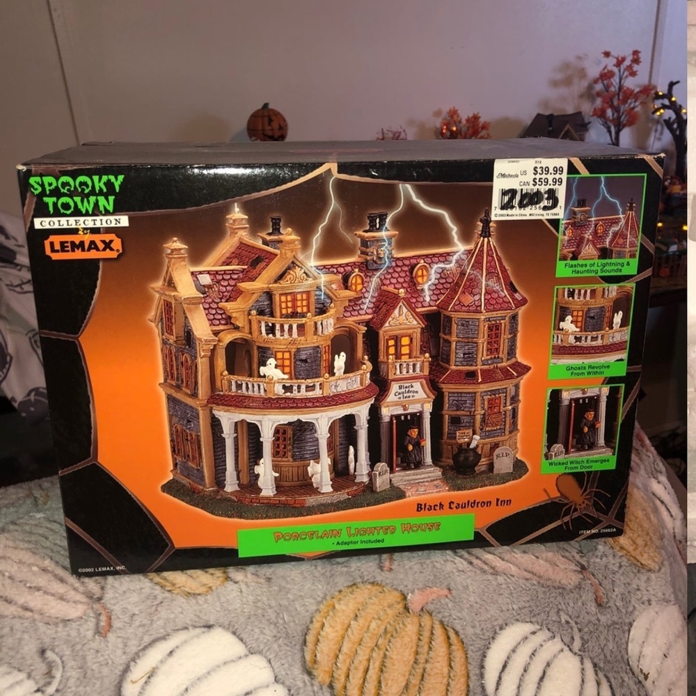 Lemax SpookyTown Black Cauldron Inn